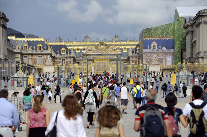 Туристы посещают Версальский дворец, Франция. Версальский дворец и парк включены в список всемирного культурного наследия ЮНЕСКО. Фото: MIGUEL MEDINA/AFP/Getty Images