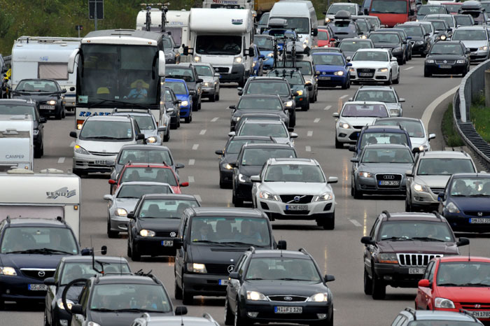 Согласно статистике, основная причина пробок в Германии - ремонтные работы на дороге (35% всех заторов). На втором месте - аварии, мешающие движению. Фото: FRANK LEONHARDT/AFP/Getty Images