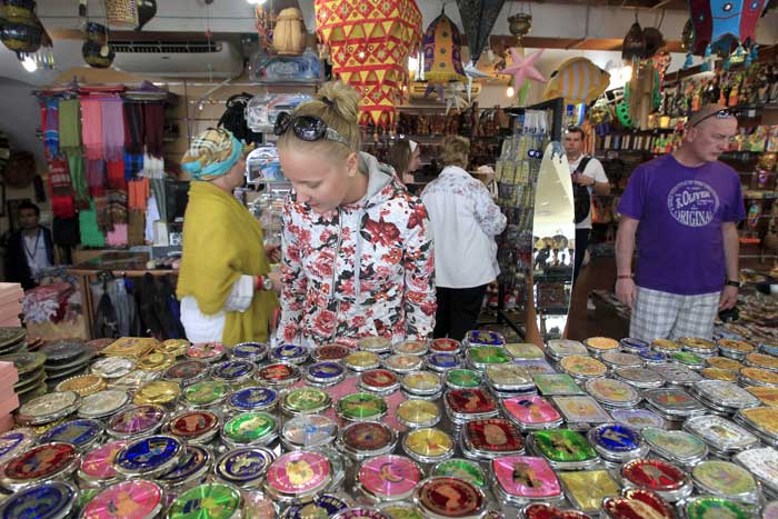 Египетские рынки представляют собой типичные восточные базары, где можно найти подарки и сувениры на любой вкус, а также полюбоваться зрелищем настоящего восточного торга и поучаствовать в нем самому. Фото: MOHAMMED ABED/AFP/Getty Images