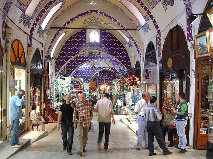 Большой базар в Стамбуле является одним из крупнейших крытых рынков в мире с более чем 58 улиц и 4000 магазинов, и имеет от 250000 до 400000 посетителей в день. Фото: G. DallOrto/commons.wikimedia.org
