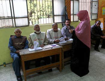 Женщина голосует на одном из избирательных участков Каира. Фото РИА Новости