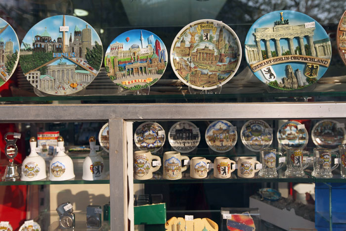 Сувенирные германские тарелки и кружки. Фото: Sean Gallup/Getty Images
