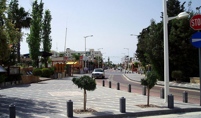 Главная улица Протараса. Протарас — небольшой курортный посёлок на юго-востоке острова Кипр. фото: Glen Bowman/сommons.wikimedia.org