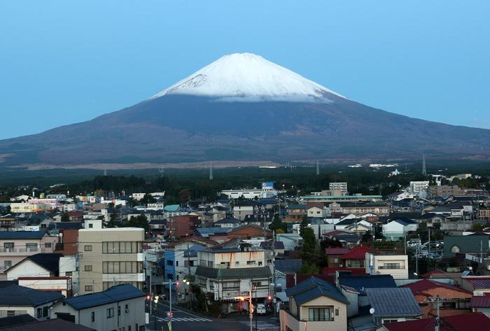Фудзияма — действующий стратовулкан на японском острове Хонсю в 90 километрах к юго-западу от Токио. Высота горы — 3776 м (самая высокая в Японии). В настоящее время вулкан считается слабо активным, последнее извержение было в 1707—1708 году. Фото: Koichi Kamoshida/Getty Images 
