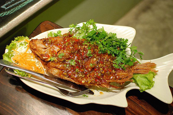 Хрустящая рыба с соусом тамаринд. Фото: Takeaway/commons.wikimedia.org