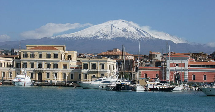 Катания — город-порт расположен на восточном побережье острова Сицилия у подножья вулкана Этна. Фото: Dror Feitelson/commons.wikimedia.org