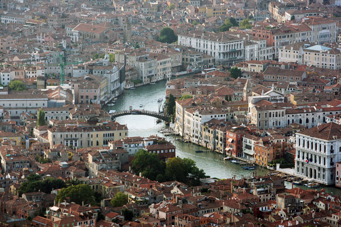 Венеция — город в Северной Италии на побережье Адриатического моря. Известен прежде всего тем, что историческая часть расположена на островах и каналах. Фото: Dan Kitwood/Getty Images
