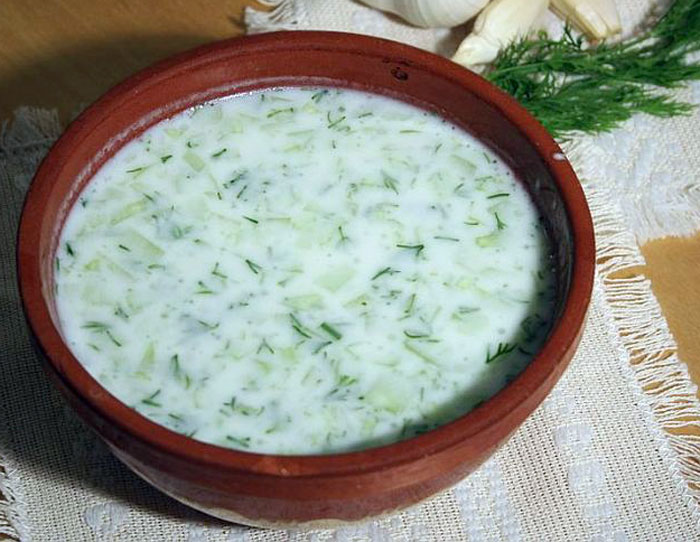 Таратор — холодный суп, популярный в летнее время в Болгарии. Фото: Ikonact/commons.wikimedia.org 