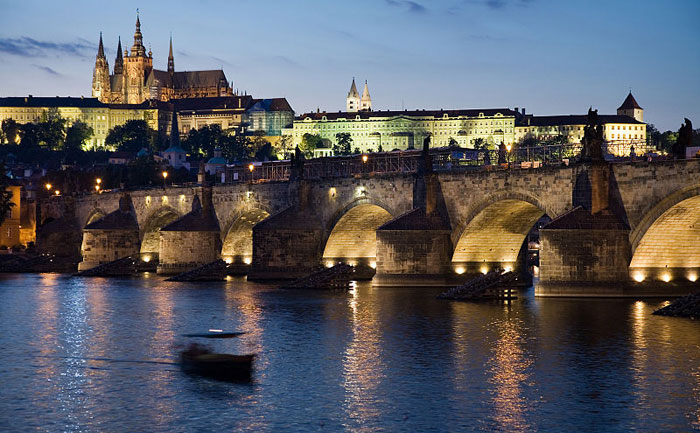 Ночной вид на замок и Карлов мост, Прага, Чешская Республика. Фото: Хорхе Royan/commons.wikimedia.org