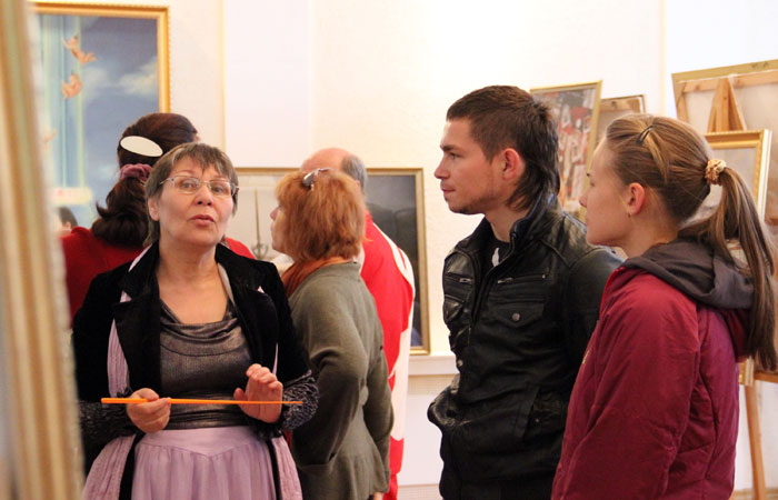 Посетители слушают гида на выставке «Истина, Доброта, Терпение». Фото: Кирилл Белан/Великая Эпоха (The Epoch Times)