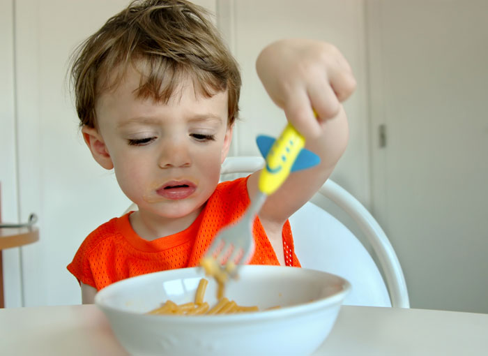 Другая крайность – заставлять детей съедать все, что лежит на тарелке. А ведь порция может быть велика для ребенка или он начинает заболевать и теряет аппетит, или просто не голоден. Фото: Leslie Banks/Photos.com