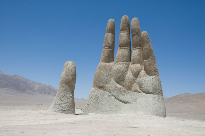 Скульптура гигантской руки в чилийской пустыне Атакама - эмоциональный символ уязвимости, беспомощности и одиночества человека в песках. фото: Jonathan Taillefer/Photos.com