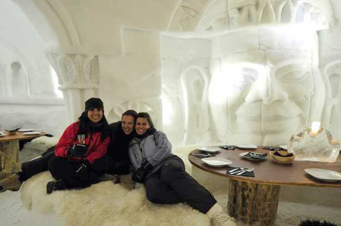 Внутренние интерьеры иглу причудливо украшены вырезанными в снегу картинами, Швейцария. фото: iglu-dorf.com