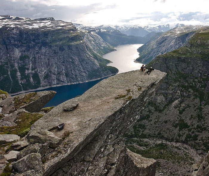 Язык Тролля- каменный выступ на горе Скьеггедаль, Норвегия. Фото: TerjeN/commons.wikimedia.org