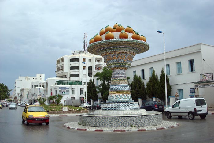 Набель является центром гончарного производства Туниса, что символизирует огромный глиняный кувшин перед железнодорожным вокзалом в центре города. Фото: AMOORANTI/flickr.com 