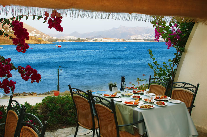 Турция может предложить множество хороших ресторанов, где вы насладитесь национальной кухней. Фото: Kolupaev/Photos.com 