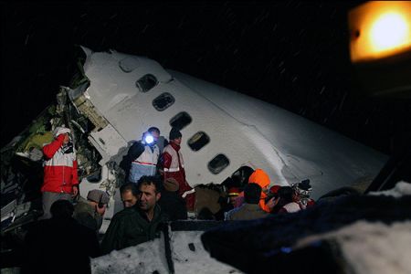 В Иране разбился пассажирский самолет: 70 человек погибли, 35 пострадали