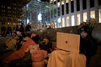Любители компьютерных новинок в США образовали  очередь  на сотни метров за  iPad