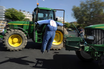 Французские фермеры митингуют в Париже на тракторах