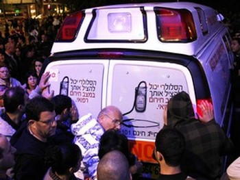 Шалом, отец  фокусника, хочет узнать о здоровье сына. Фото: Яира Ясмин (Epoch Times Israel)