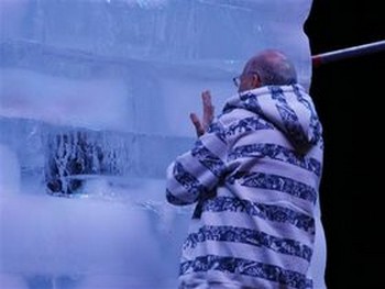 Маг Хэзи провел 64 часа в ледяном кубе, чтобы побить рекорд Давида Блайна. Фото: Яира Ясмин /Epoch Times, Israel