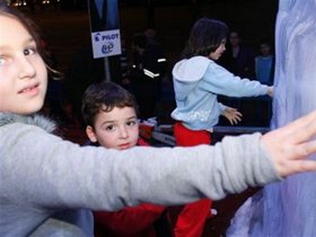 Взрослые и дети пришли пожелать ему удачи. Фото: Яира Ясмин /Epoch Times, Israel