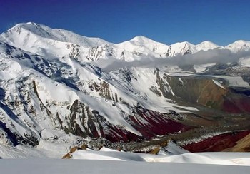 В горах Памира застряли два украинских альпиниста