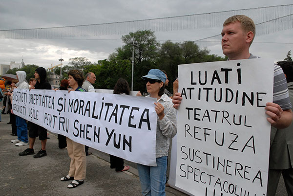 В Молдавии прибывшую труппу Shen Yun Performing Arts не пускают на сцену