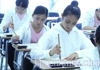 Учащиеся занимаются каллиграфией в Академии искусств Фей Тянь в Калифорнии. Фото: Великая Эпоха