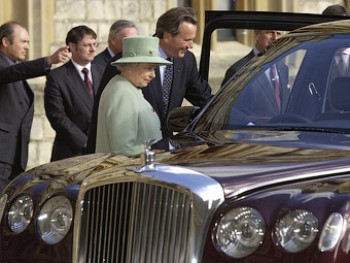 Лимузин Bentley подвел королеву