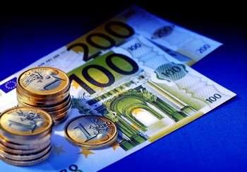 Обменный курс евро накануне обвалился на мировом валютном рынке