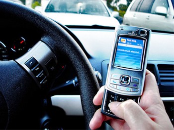 В 30 американских штатах запрещено держать мобильник за рулем