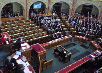 Новую конституцию приняли в Венгрии. Фото: ATTILA KISBENEDEK/AFP/Getty Images