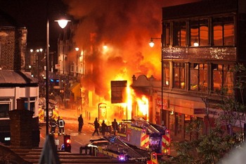 Беспорядки охватили  Ливерпуль,  Манчестер и Бристоль. Фото: Matthew Lloyd/Getty Images