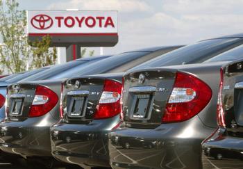 Вследствие катастрофы в Японии Toyota сокращает продукцию. Фото:  Tim Boyle/Getty Images