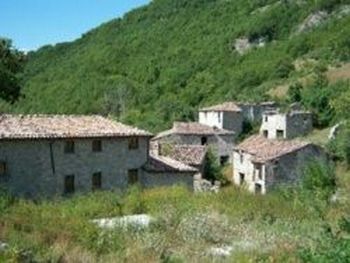 Средневековый город Валле Пиола продаётся в Италии. Фото с newsland.ru