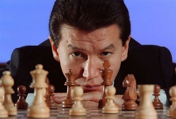 Кирсан Илюмжинов  сыграл в шахматы с Кадаффи. Фото с yuga.ru 