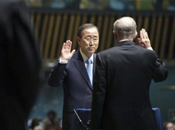  Пан Ги Мун дает присягу перед Генеральной Ассамблеей ООН. Фото с сайта stuttgarter-nachrichten.de