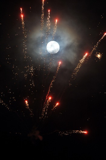 Мир празднует Новый год. Голубая Луна. Фото: ADEK BERRY/AFP/Getty Images
