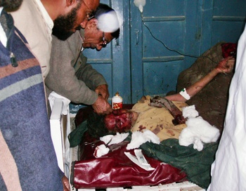 Раненых жертв  взрыва доставляют в ближайшие больницы. Фото: AKBAR MARWAT/AFP/Getty Images