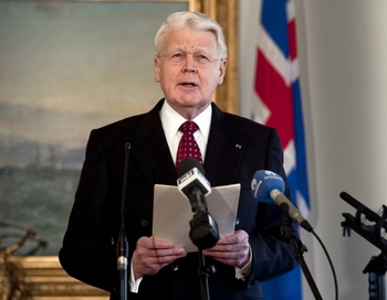 Гримссон заявил, что Исландия не намерена нарушать свои обязательства. Фото: HALLDOR KOLBEINS/AFP/Getty Images