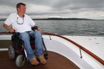 британец Джефф Холт стал первым страдающим параличом четырех конечностей человеком, которому удалось в одиночку под парусом пересечь Атлантический океан. Фото с сайта  most-kharkov.info  