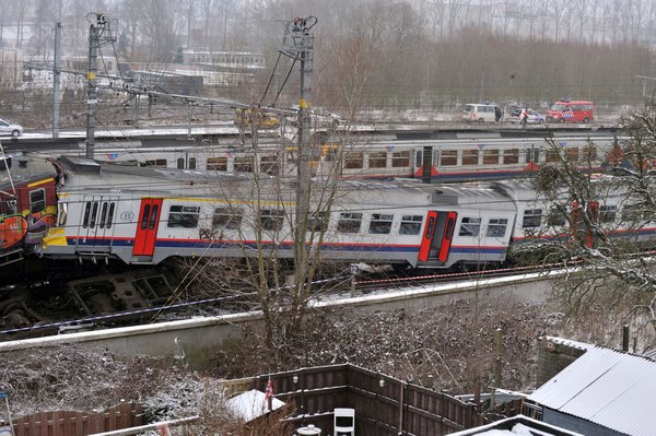 В результате столкновения поездов в Бельгии погибло более 20 человек. Фоторепортаж