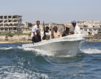 Фото:Крупнейший в истории пиратства выкуп, получили сомалийские пираты. Фото:  MOHAMED DAHIR/AFP/Getty Images