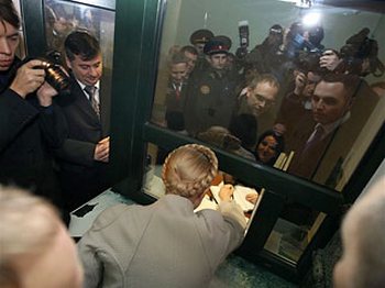 Действие Решения об избрании Януковича Президентом приостановлено судом