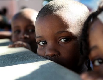 На Гаити дети больше других страдают от последствий землетрясения