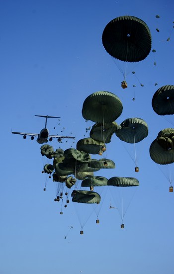 Американские войска развертывают крупномасштабную операцию по доставке гуманитарных грузов на Гаити. Фото:  James L. Harper Jr/U.S. Air Force via Getty Images