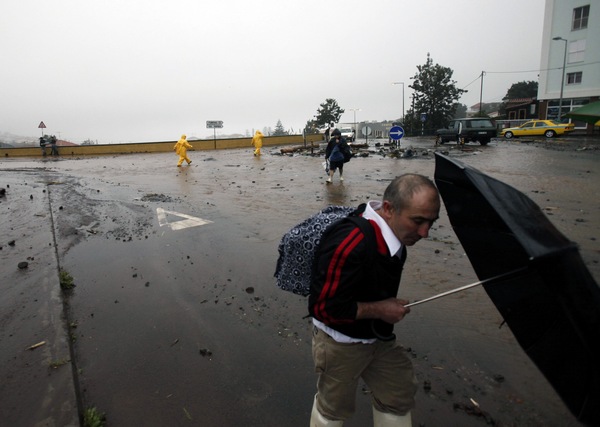 Жертвами проливных дождей на Мадейре стали  32 человека, десятки человек находятся в больницах. Фоторепортаж