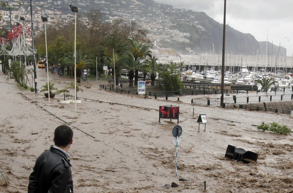 Жертвами проливных дождей на Мадейре стали  32 человека, десятки человек находятся в больницах. Фоторепортаж