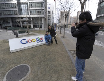 После разоблачения коммунистического правительства в участии в кибератаках Google, в Пекине на улицах появились сорванные вывески компании.  Фото:  LIU JIN/AFP/Getty Images